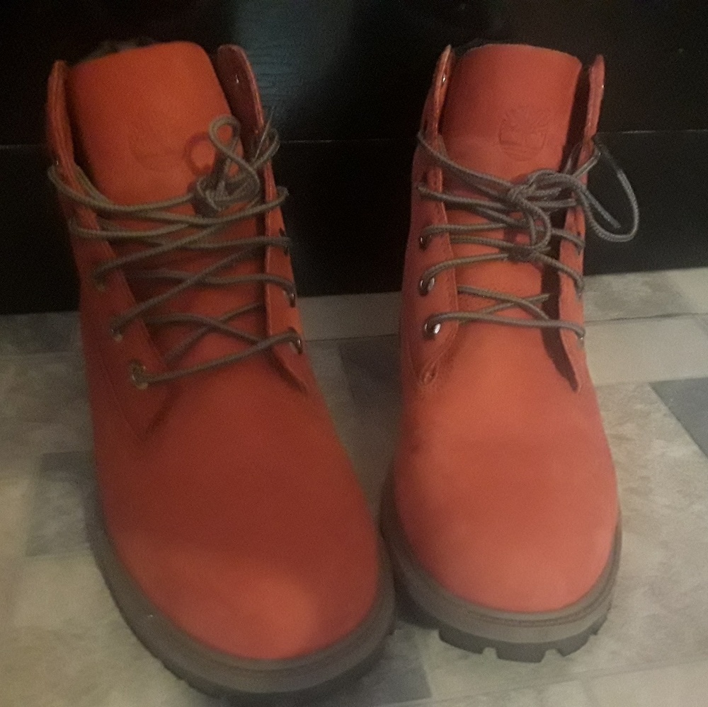Water proof Red timbs size 6